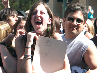 Fans mostrando su excitación durante los conciertos de música en el Festival Art + Soul en Oakland.