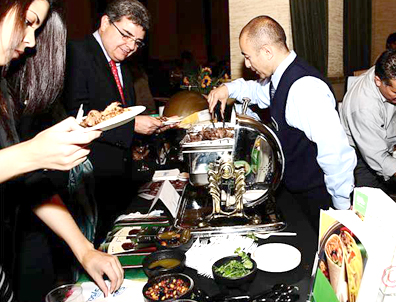 People enjoy delicious and exotic Mexican food at Gourmex 2010 event in San Francisco. Photo Javier Vallín.
