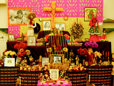 Altar creado por Raquel Burciaga, voluntaria del festival del Día de los Muertos de la Universidad Nacional Hispana. Los asistentes al evento podrán apreciar este y otros altares en el festival a celebrarse en la universidad el sábado 27 de octubre de 2012.