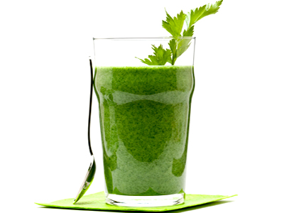 Tomar bebidas verdes es uno de los métodos efectivos para depurar el cuerpo. Al remover la fibra tu sistema digestivo descansa y el cuerpo elimina toxinas.