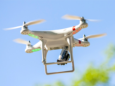 Los drones son extremadamente peligrosos para los helicópteros y aviones. Incluso un pequeño avión no tripulado podría romper un parabrisas o chocar con las hélices o el fuselaje de un avión.