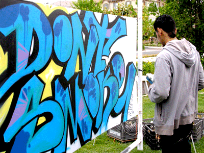 Un joven residente de Hayward participa en el Graffiti Battle Event, el cual fue una de las tácticas utilizadas a fin de combatir el costoso problema del grafiti.