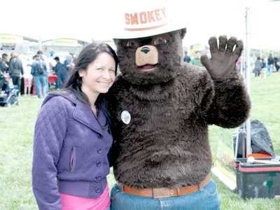 Smokey Bear posa junto con una asistente al Festival Parques Saludables, Gente Saludable en Fremont el año pasado. Foto: EBRPD