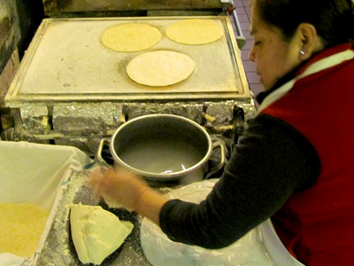 Mariana Sixto hace frescas tortillas a mano diariamente.