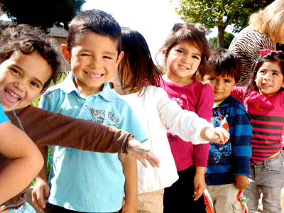 “Un futuro en donde todas las familias latinas estén seguras, saludables, y participen completamente en la vida cívica y económica de California”, es la visión de The Latino Community Foundation. 