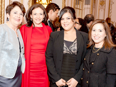 Raquel F. Donoso (tercera de izquierda a derecha), Directora Ejecutiva de la Latino Community Foundation posa con partidarias de la fundación en una reciente gala para recaudar fondos en San Francisco.