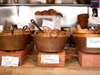 Un restaurant en Emeryville está seriamente dedicado a conservar la tradición mexicana del mole tradicional viva. Foto: Laila Bahman