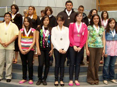 Algunos de los estudiantes que fueron reconocidos por su alto rendimiento académico en la ceremonia de apertura de la celebración de Latino Student Honor Roll en la Catedral Luz de Cristo en el 2012.