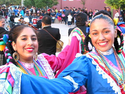 La historia del Cinco de Mayo como un evento en la historia y como una celebración altamente popular es una historia interesante. Ambas historias, sin embargo, no se interponen entre una y otra en la celebración de una buena fiesta, la cual es celebrada por casi todos en Estados Unidos.