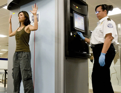 Demostración de la tecnología que escanea los cuerpos de los pasajeros en los aeropuertos, el procesamiento de imágenes corporales busca amenazas metálicas y no metálicas, incluyendo armas y explosivos. El aeropuerto de Oakland ha instalado unidades de escaneo y se encuentran operando en la  Terminal 1.