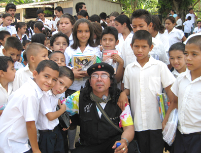 Tulio Serrano posa junto con un grupo de niños en El Salvador