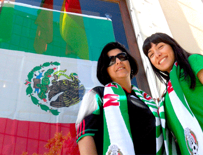 Aficionadas del futbol muestran su apoyo a la selección mexicana fuera de Era Art Bar and Lounge en Oakland.