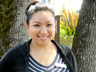 Adriana Trujillo, quien es bilingüe, es la asistente del gerente en el Golden Haven en Calistoga.