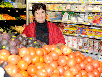 Guadalupe Lopez, owner of Arteaga’s Food Center, helps customers to make healthy choices. PHOTO: Rigo Galvez