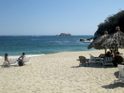 Huatulco was the first community in the Americas to be recognized by EarthCheck as a sustainable tourism community. Huatulco is the only resort area in Mexico to be awarded the Green Globe certification, which is the worldwide benchmarking and certification system for the travel and tourism industry. 