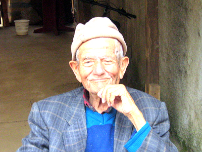 Un señor de 95 años sonríe en Pichilemu, Chile.