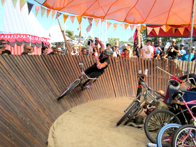 Ciclistas profesionales hacen trucos pedaleando dentro del ‘Whiskeydrome’. 