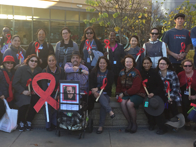 Grupo en San Leandro posa despues de la marcha de concientizacion sobre el SIDA