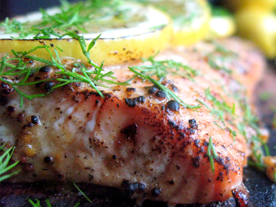 Los omega-3 protegen contra el envejecimiento prematuro y el cáncer de piel, estos se pueden encontrar en el salmón.