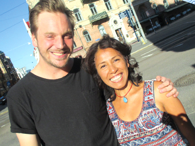 La editora de Visión Hispana Elena Mirara posa con una persona local de Gothenburg en Suecia.