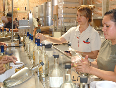 Celia Villanueva de Maestri (der.) trabaja en la línea de producción junto a sus trabajadoras.