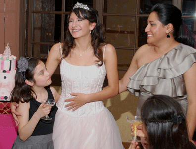 Quinceañera Angélica Perez y su familia celebran en un restaurante en Alameda. Foto: JAY DODSON