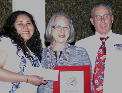 La estudiante Arlina Gomez (izq) del Colegio Chabot es la ganadora de la beca John G. Moura de Chabot Auto Tech. Junto a Gomez están la Presidenta de la Fundación del Colegio Chabot Shelia Young y el Profesor de Tecnología Automotriz del Colegio Chabot. Foto: Chabot College.