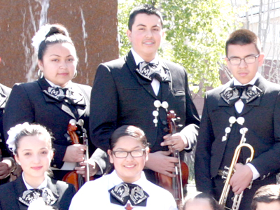 Luis Loza posa con algunos compañeros de su grupo de mariachi (centro, segunda línea).