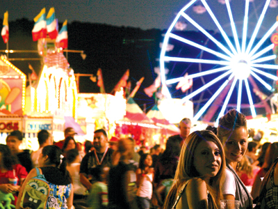 La Feria del Condado de Alameda promete diversión para chicos y grandes. Fuegos artificiales deleitarán a los asistentes todas las noches después de los conciertos, incluyendo espectaculares fuegos artificiales el 4 de julio. Foto: Natalia Kim