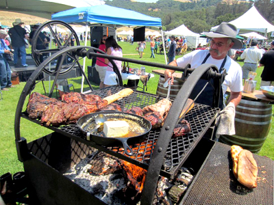 El festival de la ciudad de Oakland Art + Soul se está calentando con nuevas actividades como la competencia de carne asada con los mejores maestros de la parrilla en todo California compitiendo por premios en efectivo. 