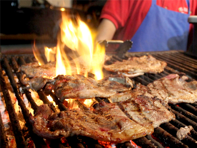 Unos cuantos cambios sencillos en la forma en que la gente asa a la parrilla al aire libre, como evitar demasiada carne de res o procesada y no chamuscar la comida, pueden ayudar en la prevención del cáncer.