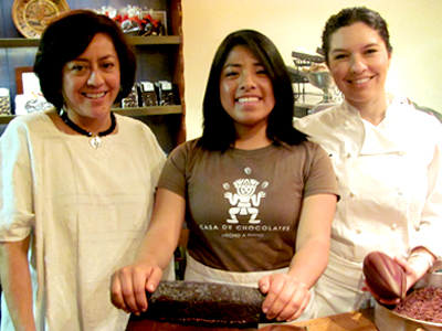 Amelia Gonzalez (izq.) y Arcelia Gallardo (der.) posan en su recién inaugurada tienda. Juntas han creado Casa de Chocolates en donde además de ofrecer chocolates de texturas y sabores únicos, quieren rendir homenaje a las comunidades latinoamericanas contemporáneas que cultivan el cacao, utilizando únicamente chocolate que ha sido comercializado de una manera justa y directa. Foto: Ferron Salniker.