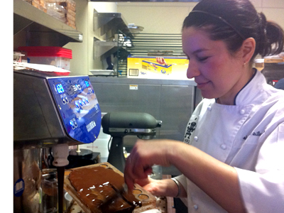 Arcelia Gallardo, co-dueña de Casa de Chocolates en Berkeley, prepara chocolates en su nueva tienda en donde preparan chocolates y postres con el propósito de enaltecer los sabores, los ingredientes y los diseños nativos de Latinoamérica. Foto: Melina Duarte.