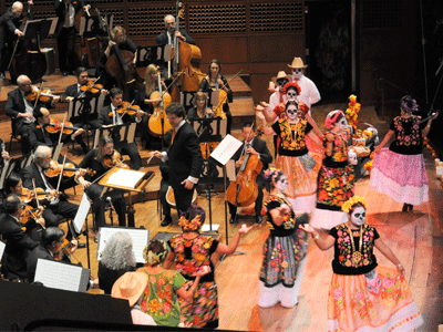 Sinfónica de San Francisco celebrando el Día de los Muertos.