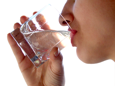 El agua es una necesidad básica. Más de dos terceras partes de nuestro cuerpo está conformado de agua y mantenerlo hidratado es vital.