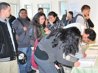 Cientos de jóvenes se dieron cita en la feria de empleo convocada por la ciudad de Oakland.