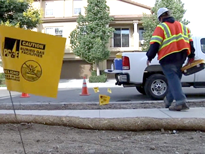 Un empleado de PG&E localiza y marca las líneas subterráneas de servicios públicos.