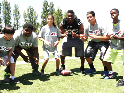 El campo de entrenamiento de los Raiders en Alameda recibió a 400 niñas y niños predominantemente hispanos entre las edades de siete a trece años con poca experiencia o sin experiencia en el futbol americano. Foto: Tony Gonzales/Raiders.com