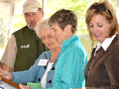 De izq. a der. EBRPD General Manager Robert Doyle, EBRPD Board Director Beverly Lane, Secretary of Interior Sally Jewell, Contra Costa County Supervisor Mary N. Piepho.