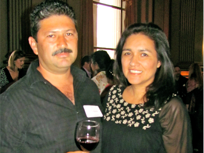 Hugo y Lidia Maldonado degustan del vino en el evento Viña celebrado en The War Memorial Green Room en San Francisco – un evento a beneficio de un programa que ayuda a dar a conocer la clínica Ole a los trabajadores del campo en Napa y Sonoma.  Foto: Ferron Salniker