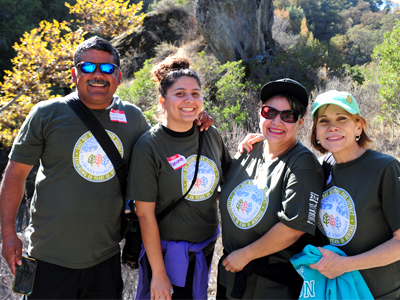 Celina Rodriguez (der.) posa con una familia que asistió a la caminata multicultural en Sunol, organizada por el Distrito de Parques Regionales del Este de la Bahía. Foto: Rig Galvez.