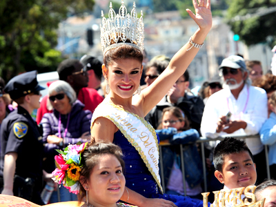 Cientos de espectadores acudieron al Carnaval, quienes fueron testigos del avivamiento y colorido de los participantes. Foto: RigGalvez