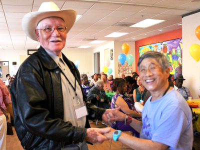 Regaldo Hernandez (izq) y Faye Wong (der), disfrutan de la Fiesta Dance para personas de la tercera edad en el Fruitvale-San Antonio Senior Center en Oakland.