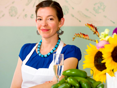 Nuevos, antiguos, tradicionales o modernos, los restaurantes hispanos están  sazonando la escena culinaria en el Este de la Bahía. Dominica Rice, chef del restaurante Cosecha en Oakland homenajea a la cocina mexicana de nuevas maneras.