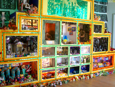 El Columbario es una de las atracciones de la exhibición Days of the Dead 2010: Folk Art for the Third Millenium en la ciudad de Hayward