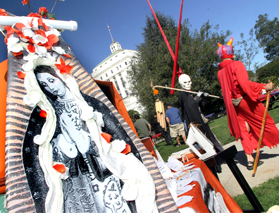 Día de los Muertos 2003 en el Museo de Oakland. Foto: Lonny Shavelson