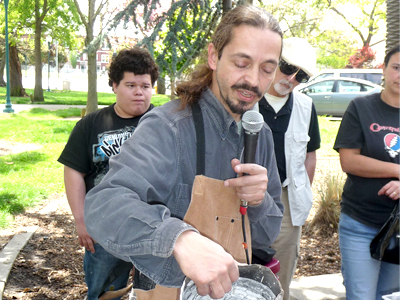 Fernando Hernandez, artista, residente de Hayward ha participado en muchas instituciones de arte y educacionales.