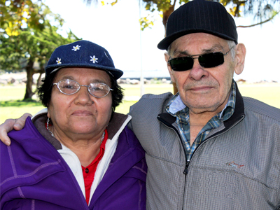 Edith y Neftali Flamenco disfrutan de una excursión a la playa bajo el cuidado del programa PACE del Center for Elder’s Independence. Casados por 36 años, los Flamenco han podido seguir viviendo juntos en su casa, sin importar que su salud esté decayendo, con un apoyo total y una gama de servicios médicos y sociales por parte de (CEI) PACE.