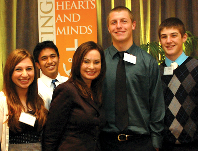 Rosie Rios, tesorera de los Estados Unidos, posa con estudiantes de Moreau Catholic High School en Hayward.