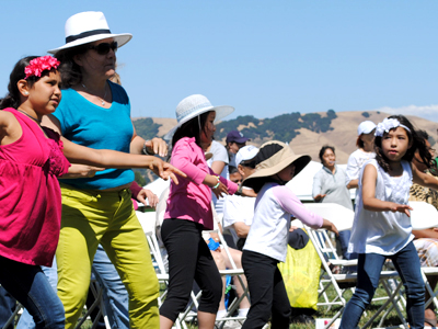 Asistentes al festival Healthy Parks, Healthy People en Fremont interactuan haciendo aerobics.